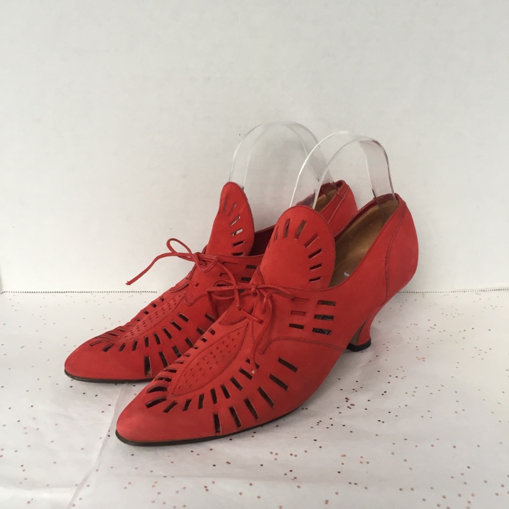 Vintage Norma Kamali Red Suede Laser Cut Oxford 8M - Picture 2 of 8